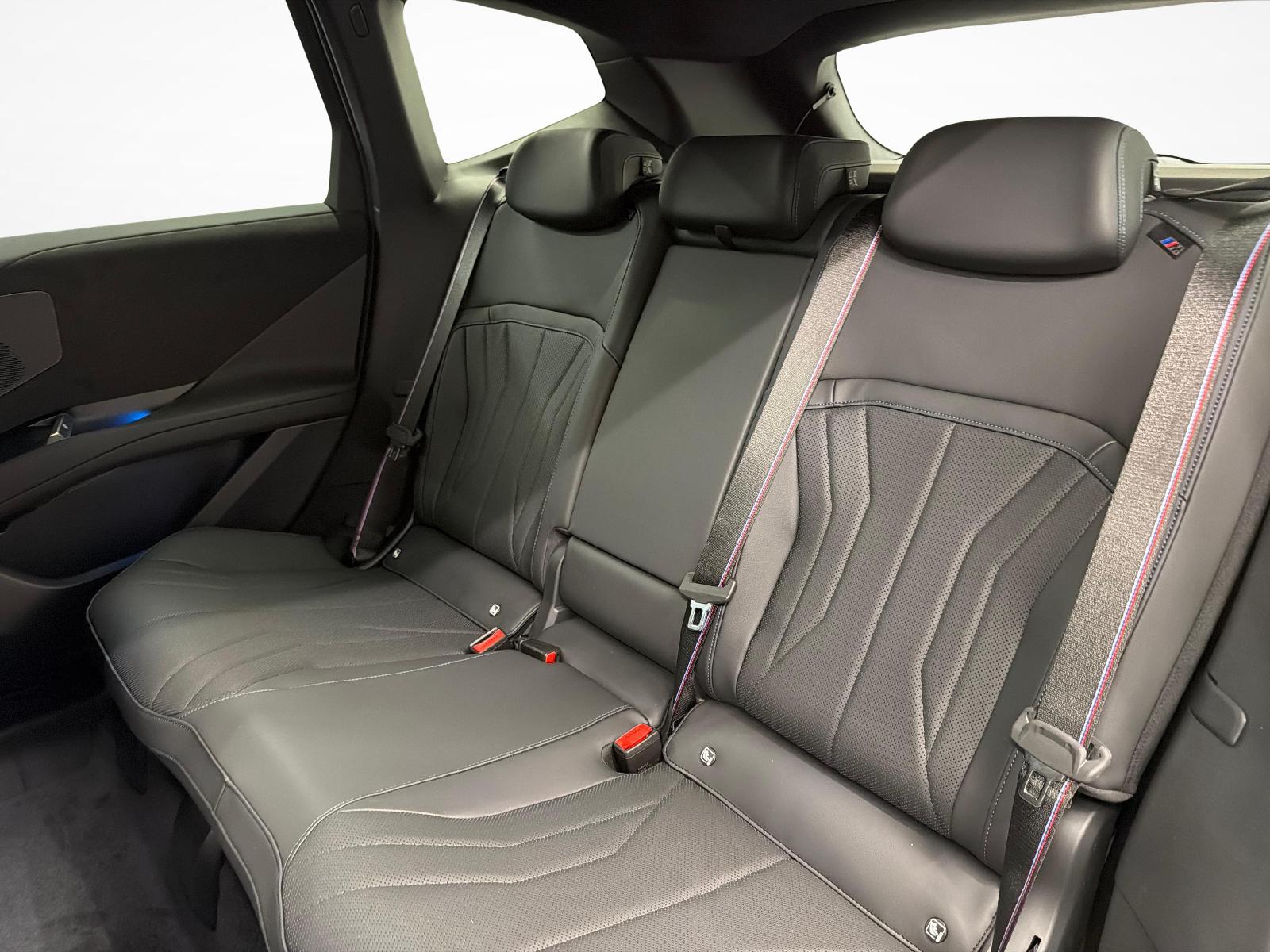 BMW iX3 50 xDrive-image-11