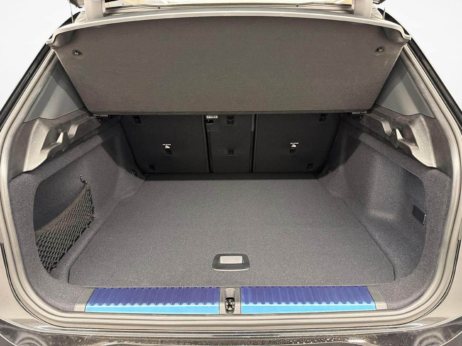 BMW iX3 50 xDrive-image-12