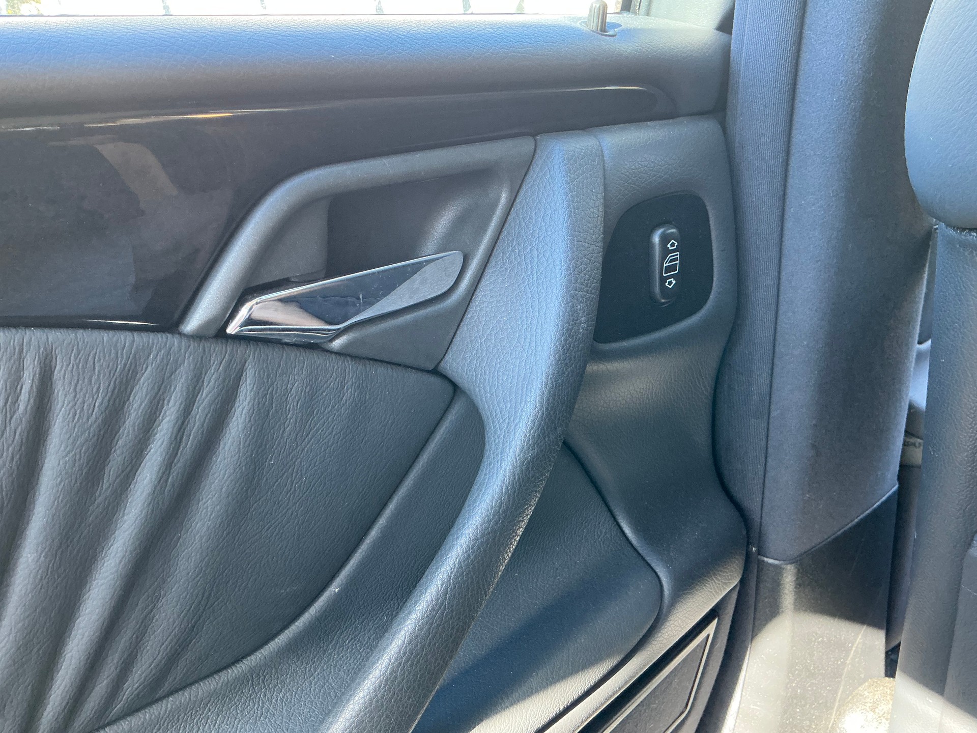 MERCEDES-BENZ E 320 V6 4Matic-image-6