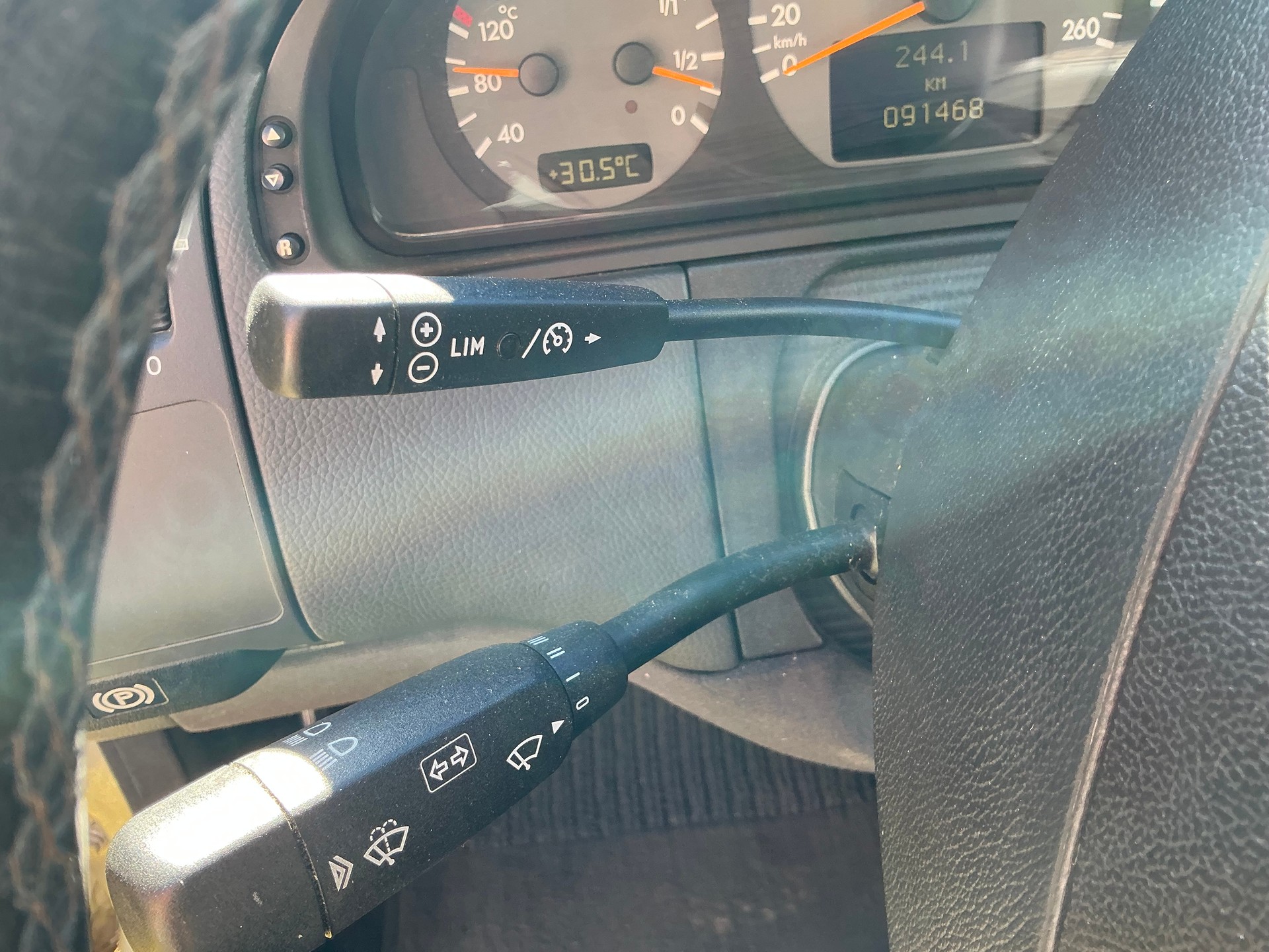 MERCEDES-BENZ E 320 V6 4Matic-image-10