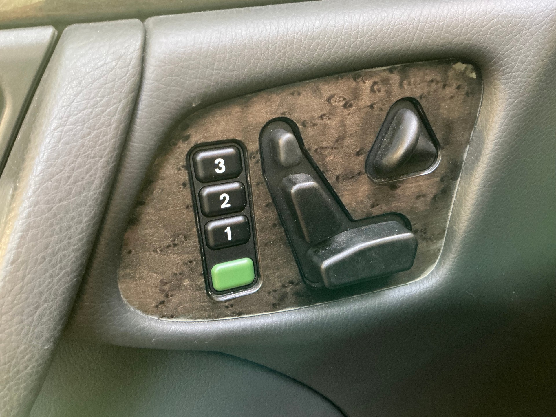 MERCEDES-BENZ E 320 V6 4Matic-image-5