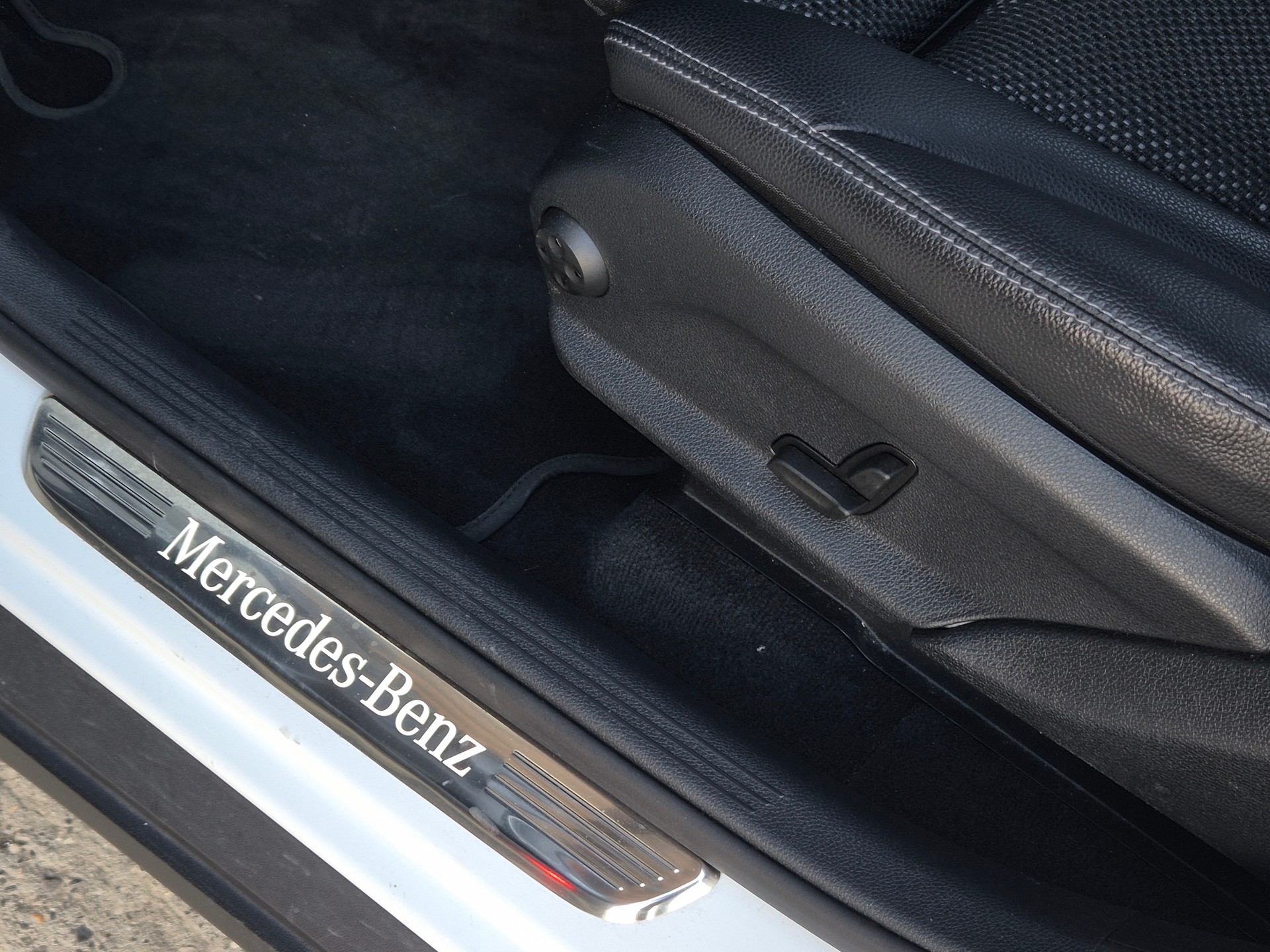 MERCEDES-BENZ GLC 300 e 4Matic 9G-Tronic-image-28