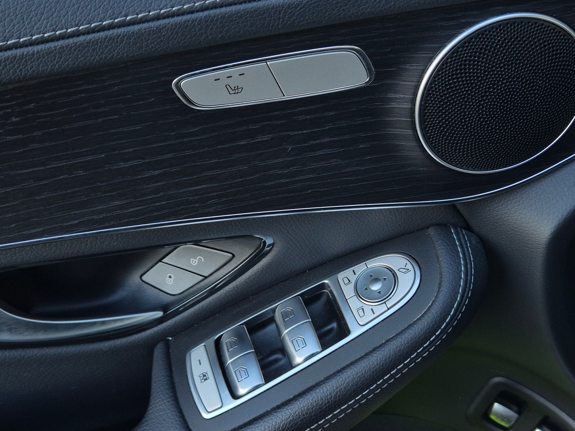 MERCEDES-BENZ GLC 300 e 4Matic 9G-Tronic-image-27