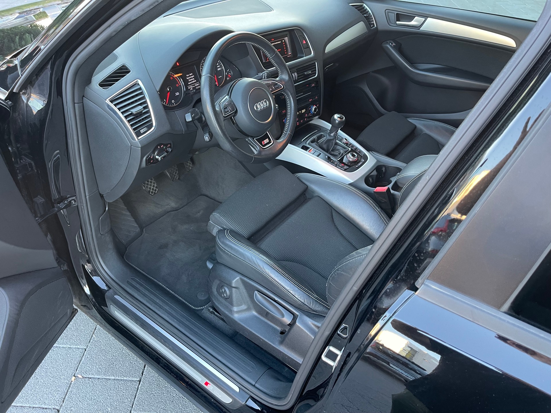 AUDI Q5 2.0 TDI S-Line-image-11