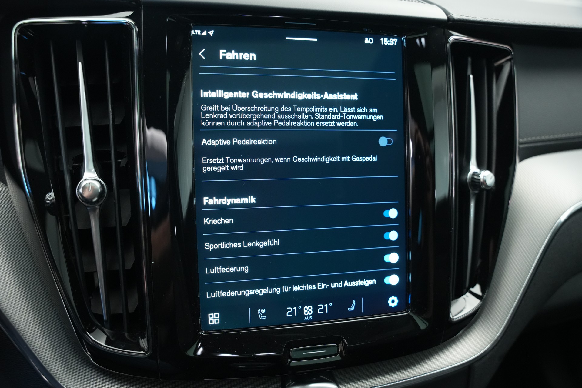 VOLVO XC60 T8 eAWD PluginHybrid Ultimate Dark Geartronic Black Edition Ultra *Luftfahrwerk* *B&W*-image-24