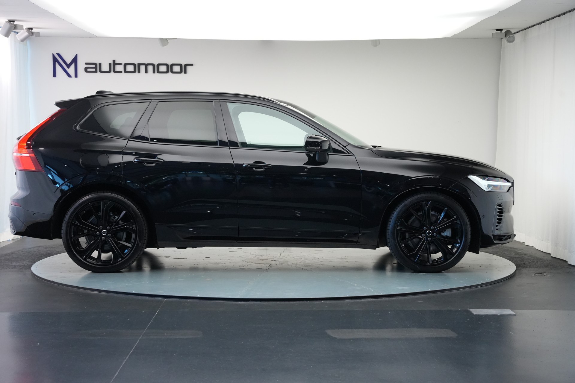 VOLVO XC60 T8 eAWD PluginHybrid Ultimate Dark Geartronic Black Edition Ultra *Luftfahrwerk* *B&W*-showroom-element-3