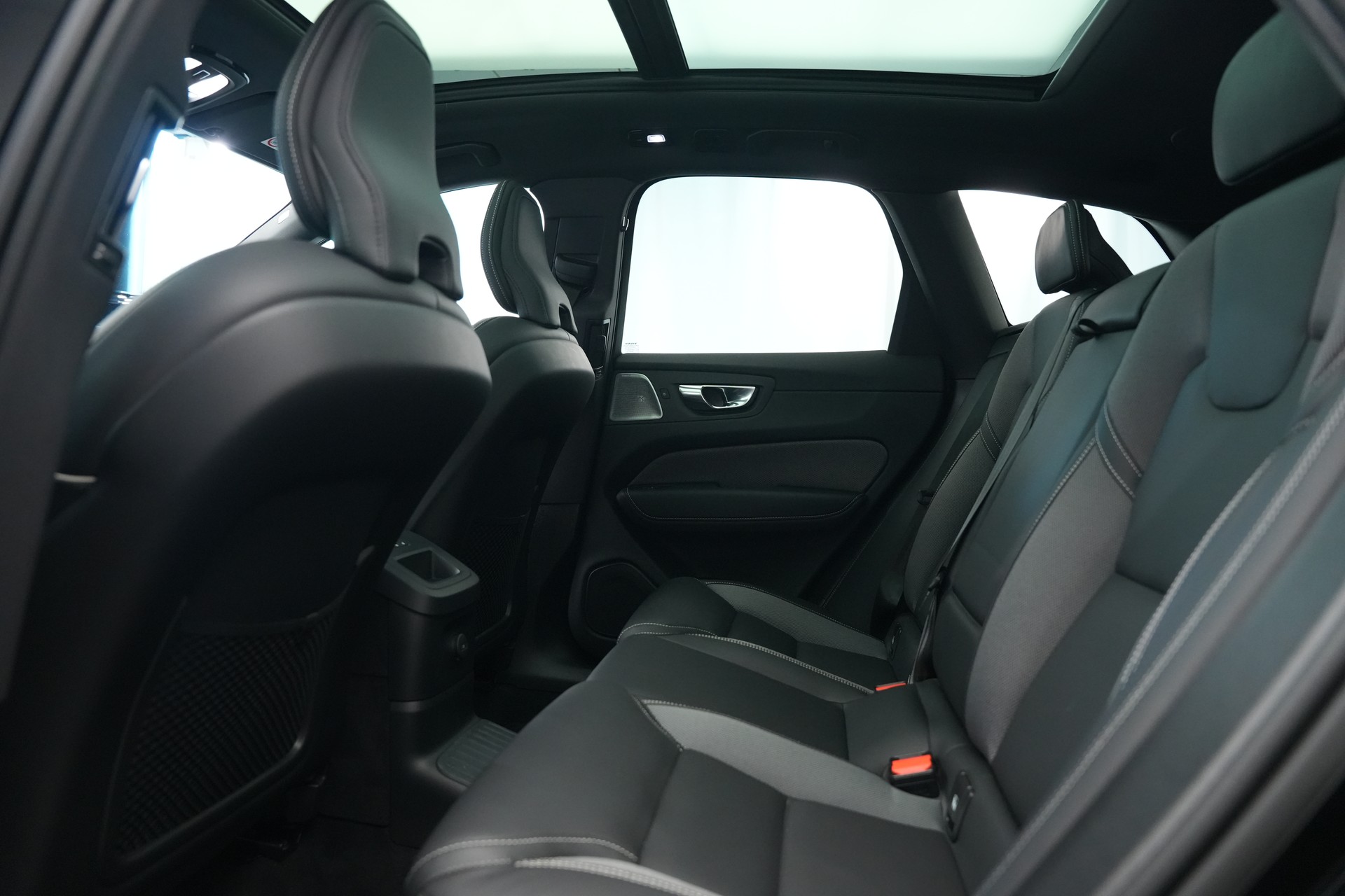 VOLVO XC60 T8 eAWD PluginHybrid Ultimate Dark Geartronic Black Edition Ultra *Luftfahrwerk* *B&W*-image-13