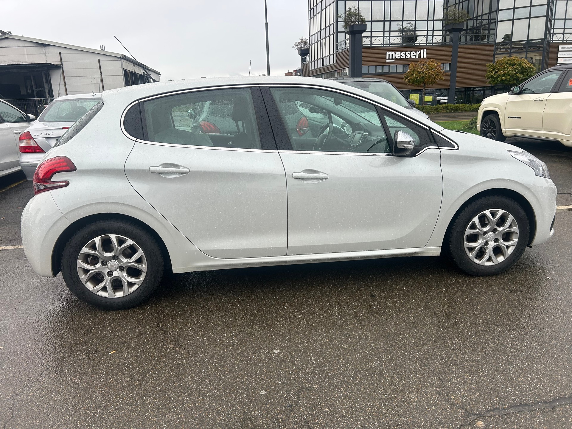 PEUGEOT 208 1.2 PureTech Style EAT6-image-6
