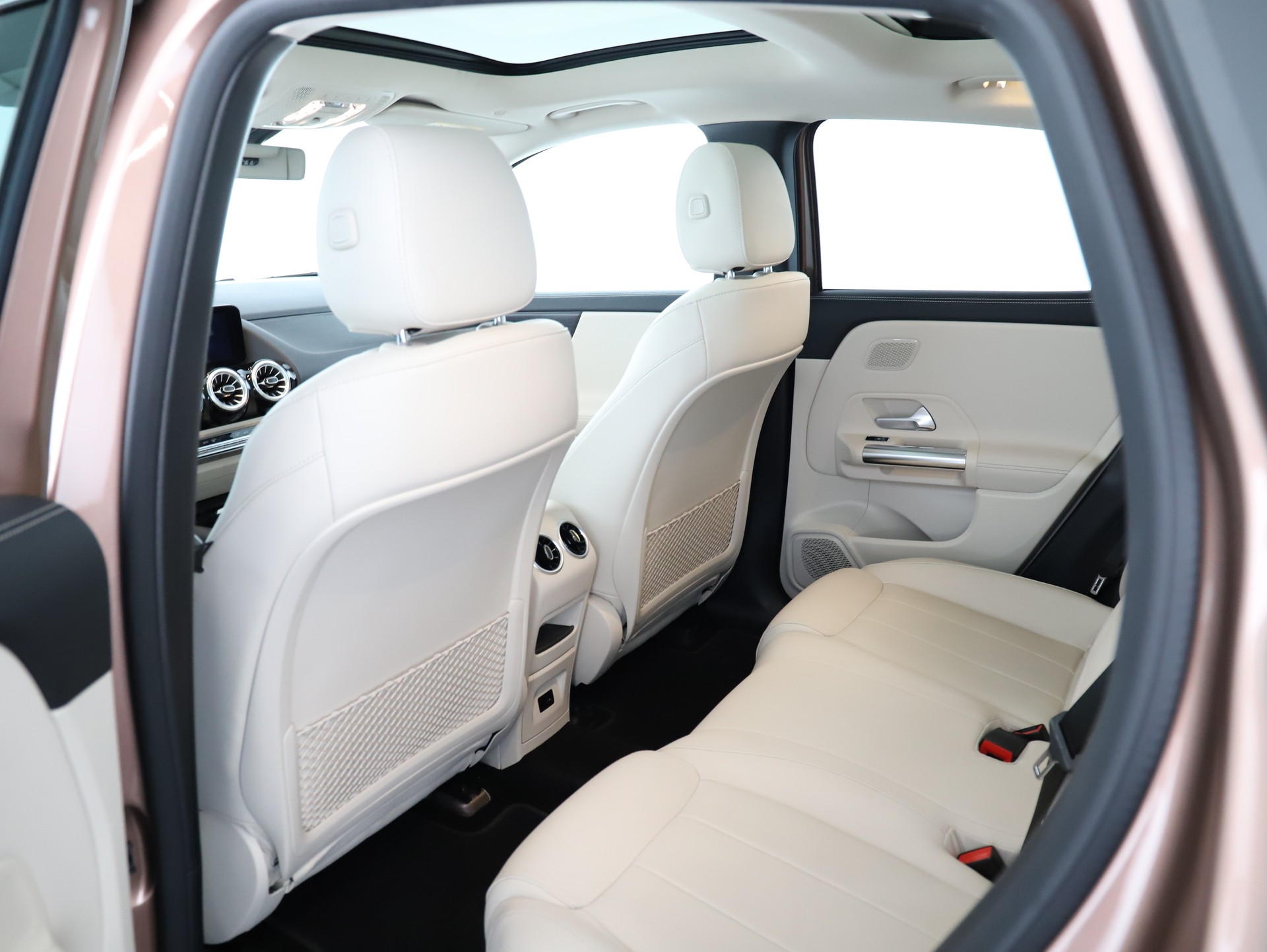 MERCEDES-BENZ EQA 350 4Matic-image-12