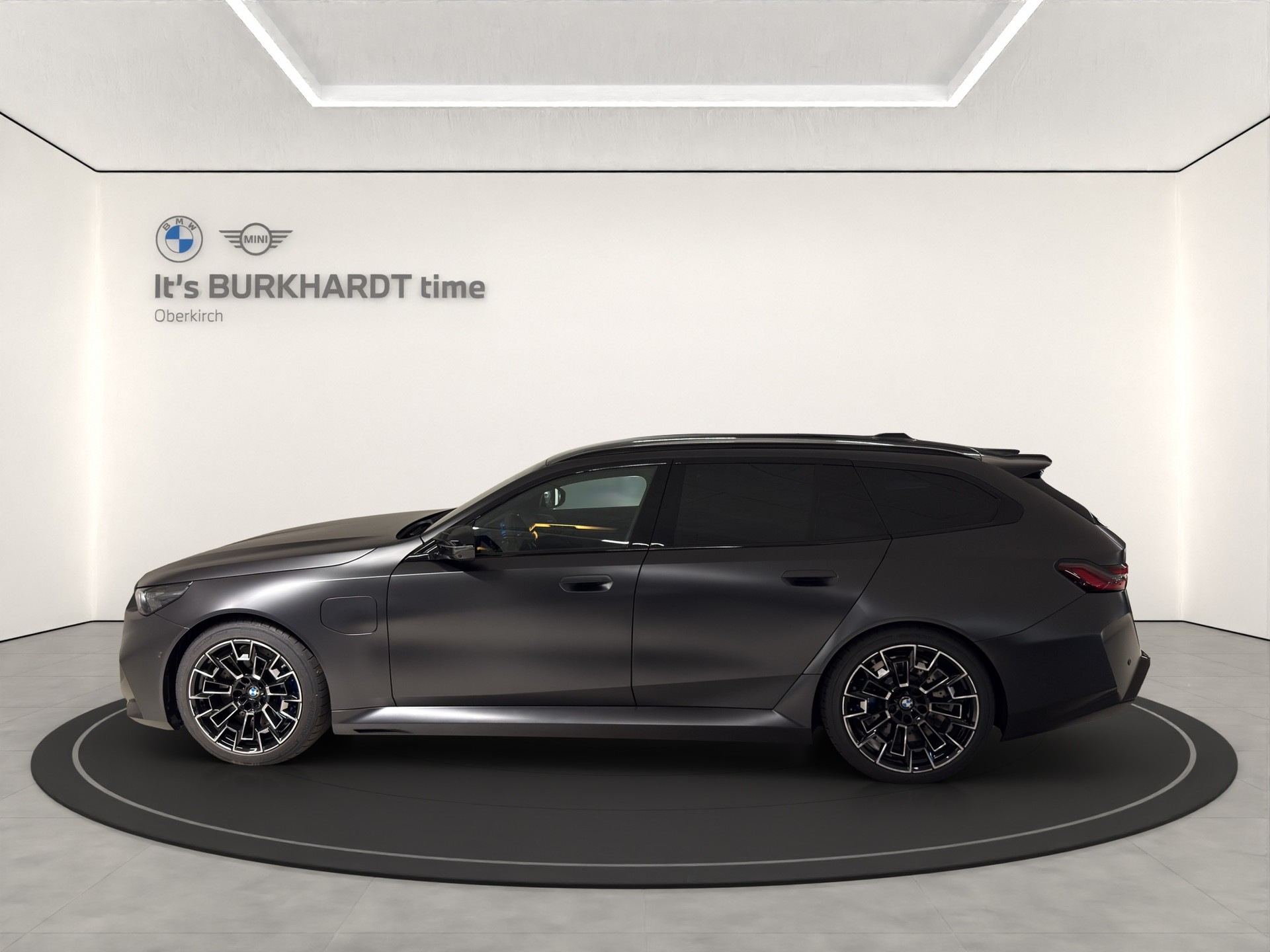 BMW M5 xDrive Touring-image-1