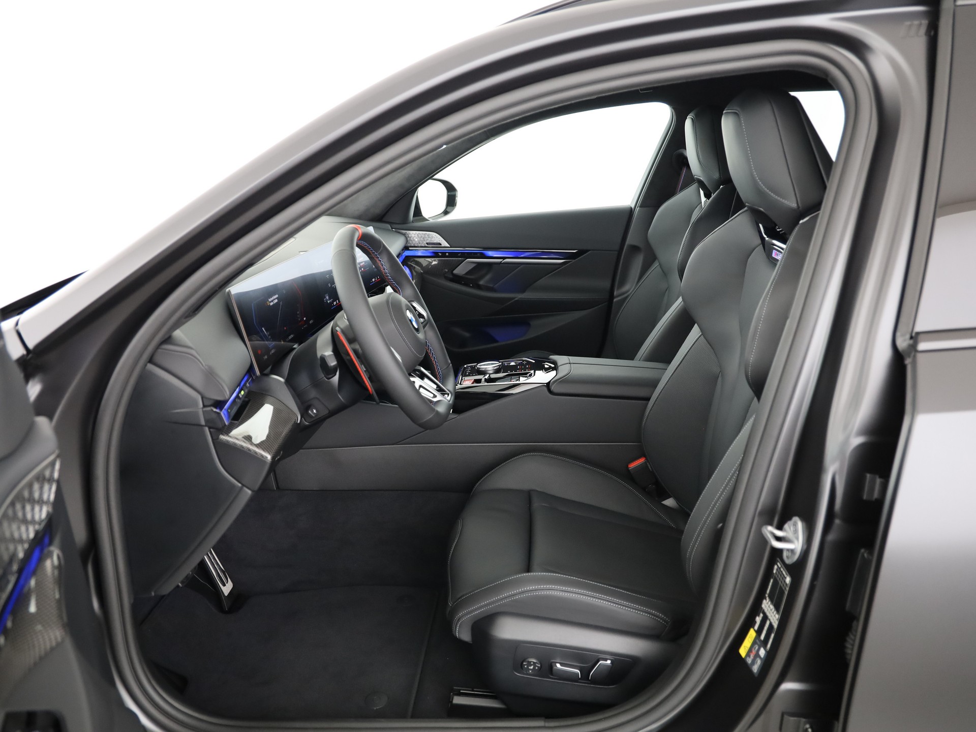 BMW M5 xDrive Touring-image-4
