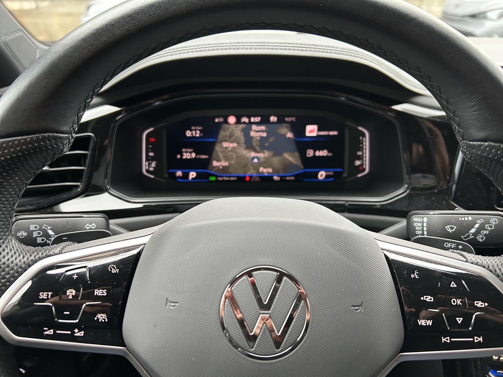 VW T-Roc 2.0 TSI R-Line DSG 4Motion - Rückfahrkamera - Matrix - LED-image-8