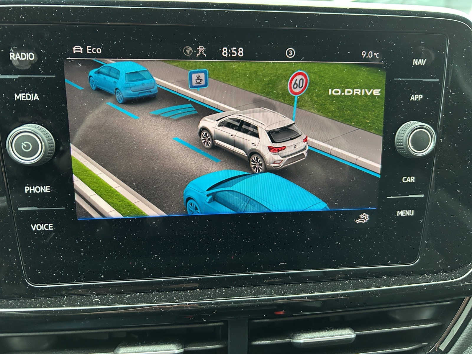 VW T-Roc 2.0 TSI R-Line DSG 4Motion - Rückfahrkamera - Matrix - LED-image-9