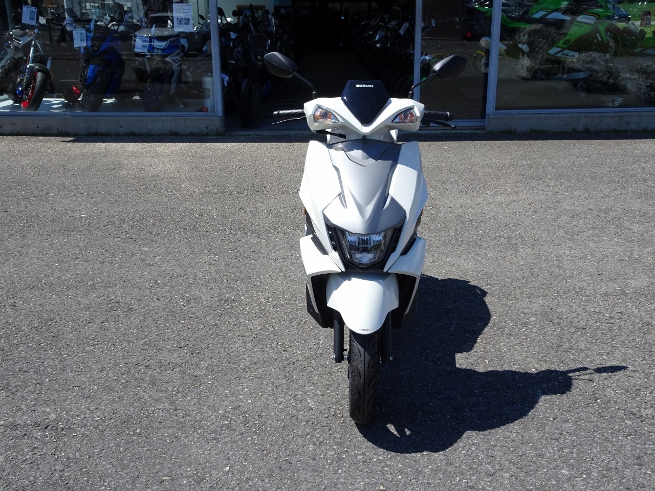 SUZUKI UN 125 Avenis-showroom-element-2