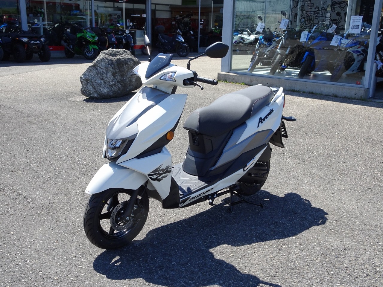 SUZUKI UN 125 Avenis-showroom-element-3