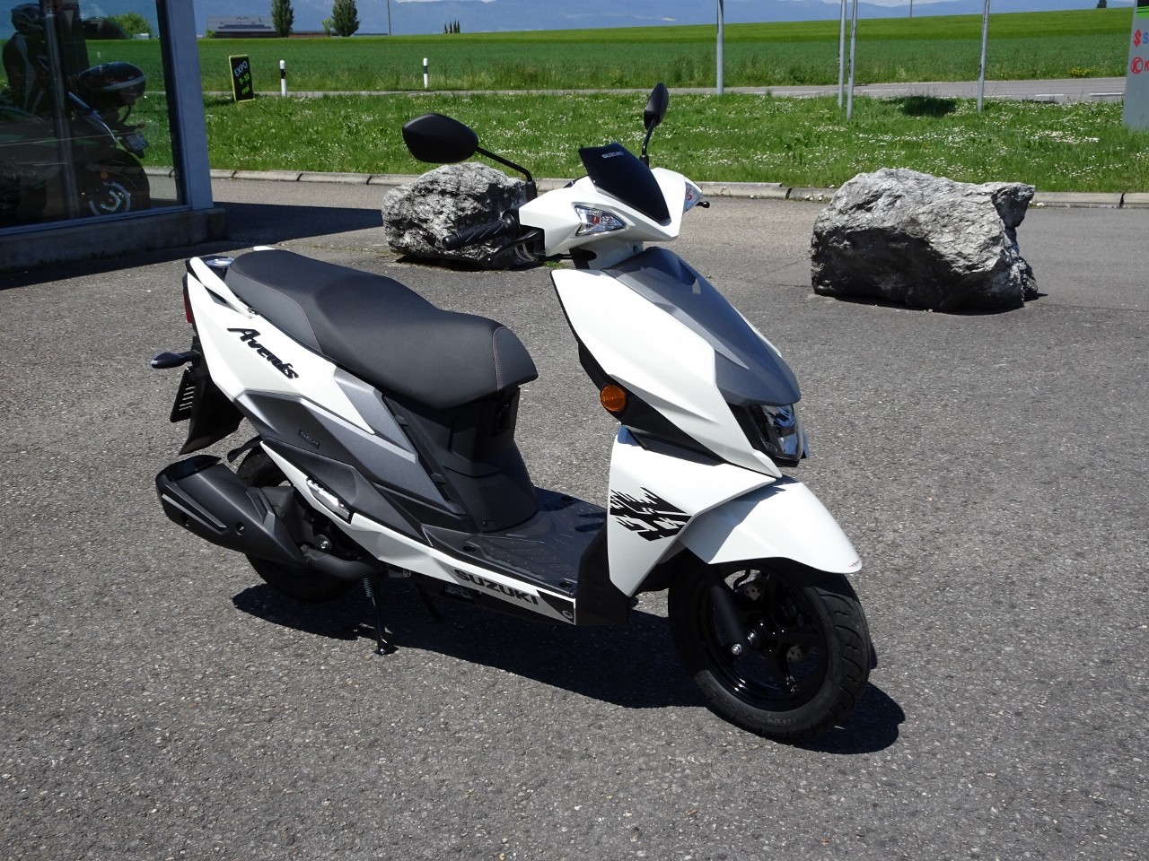 SUZUKI UN 125 Avenis-showroom-element-1