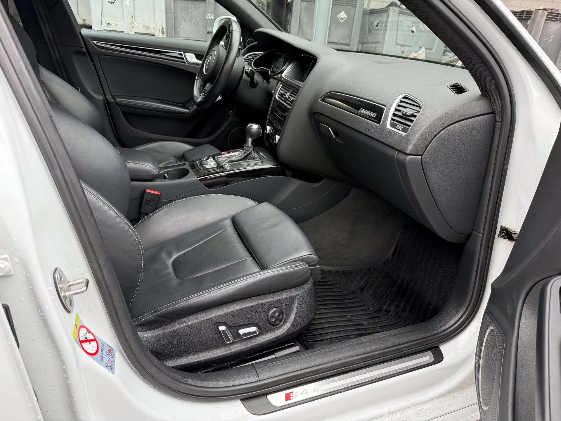 AUDI S4 Avant 3.0 TFSI quattro S-tronic-image-8