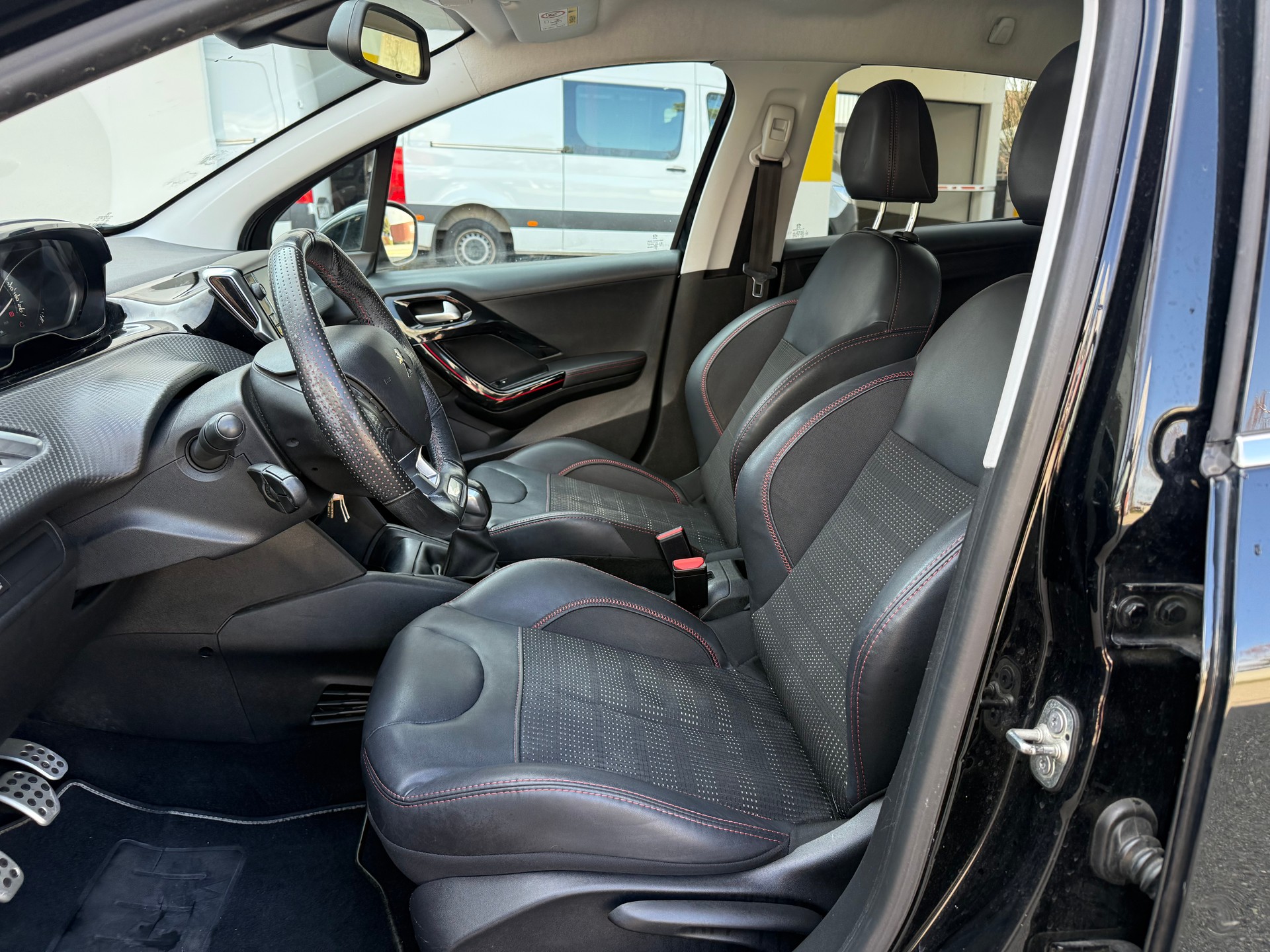 PEUGEOT 208 1.2 PureTech GT Line-image-5