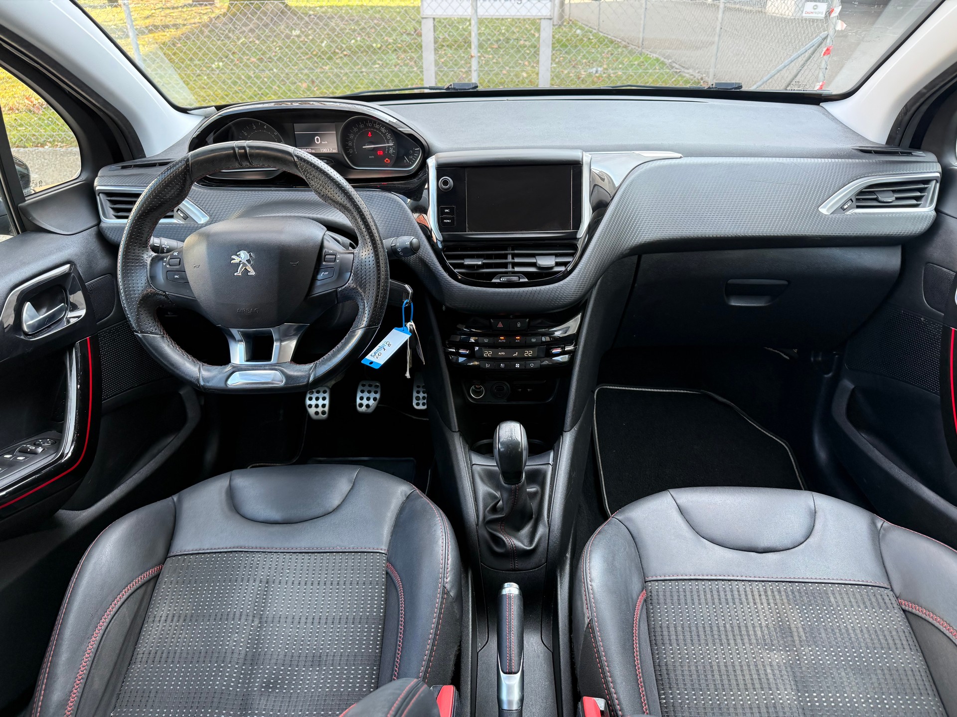 PEUGEOT 208 1.2 PureTech GT Line-image-6