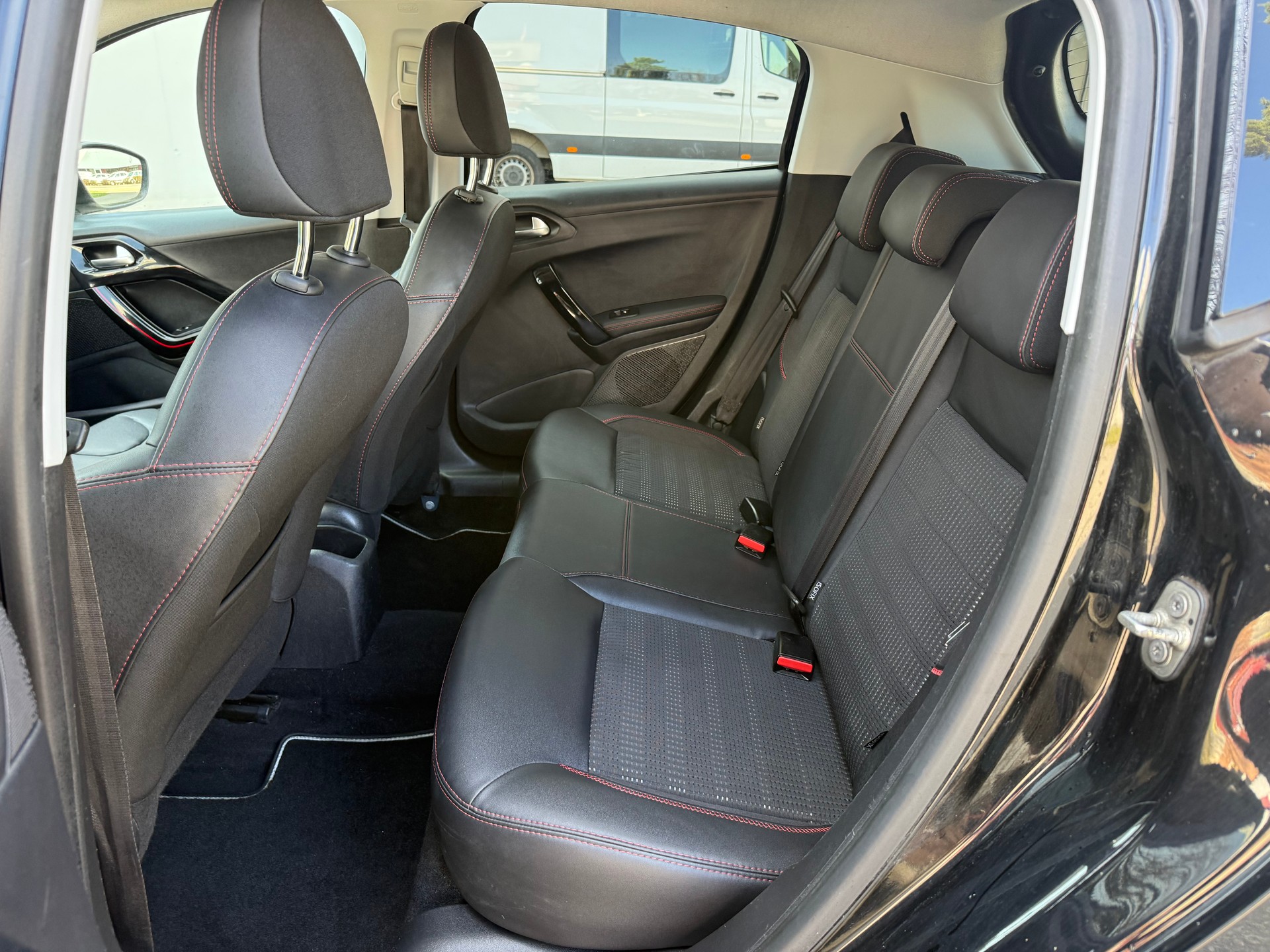 PEUGEOT 208 1.2 PureTech GT Line-image-7