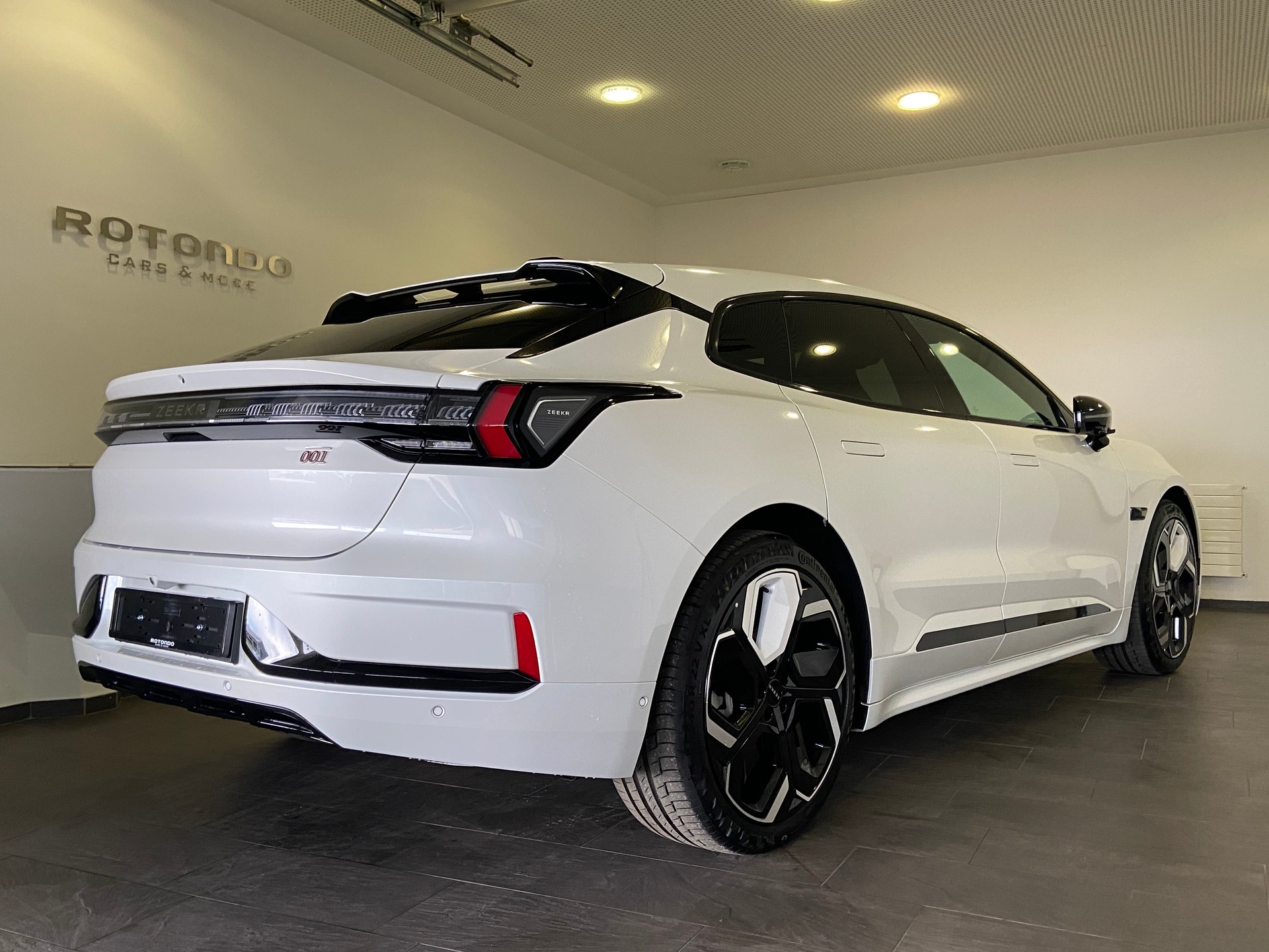 ZEEKR 001 96kWh Performace AWD-showroom-element-1
