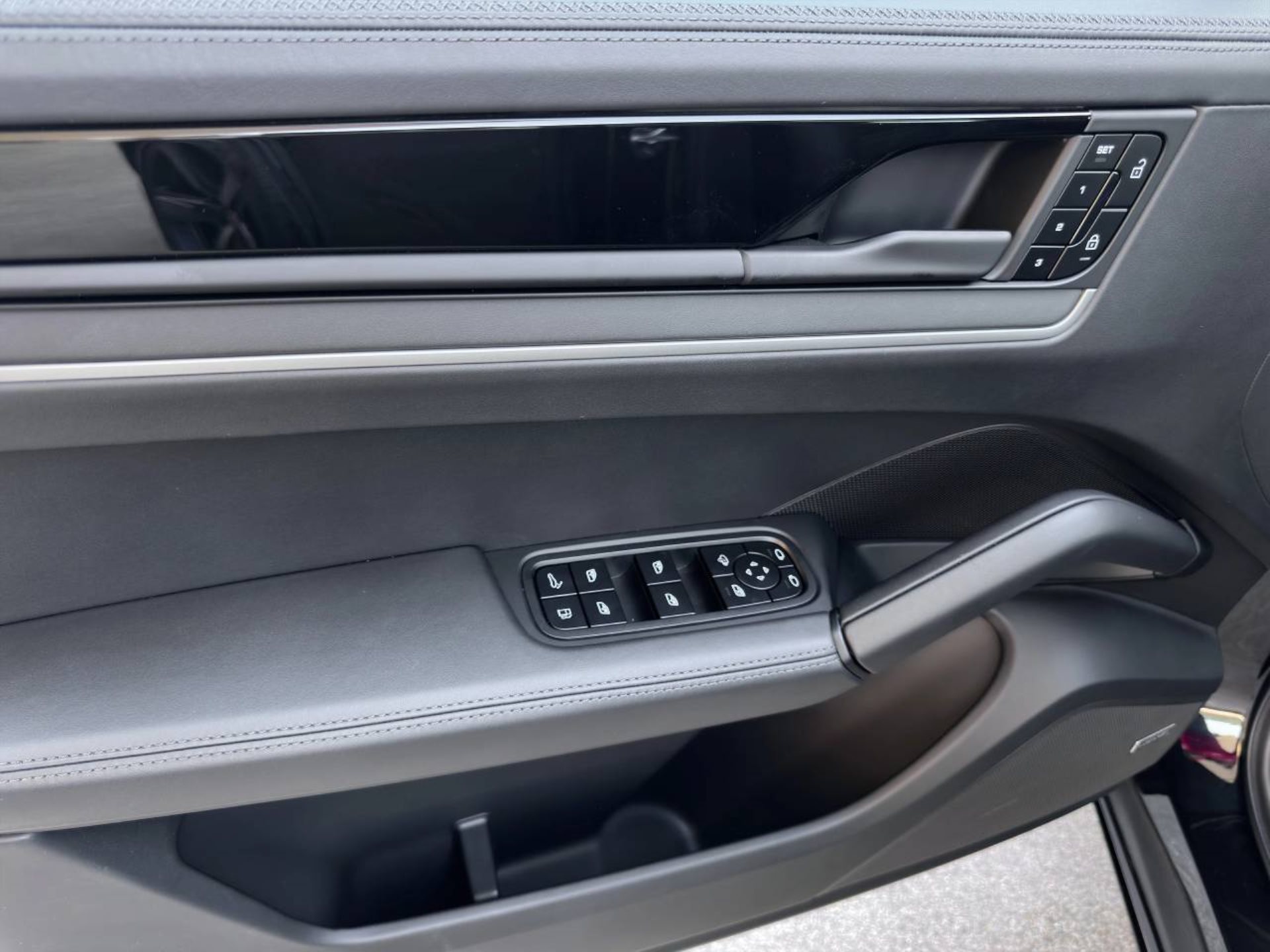 PORSCHE Cayenne S E-Hybrid Coupé-image-23
