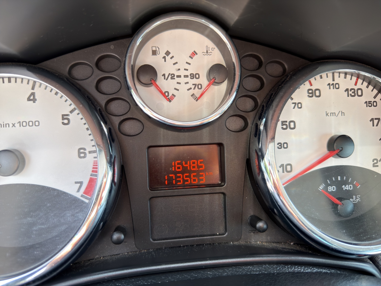 PEUGEOT 207 CC 1.6 16V Turbo Roland Garros Edition-image-9