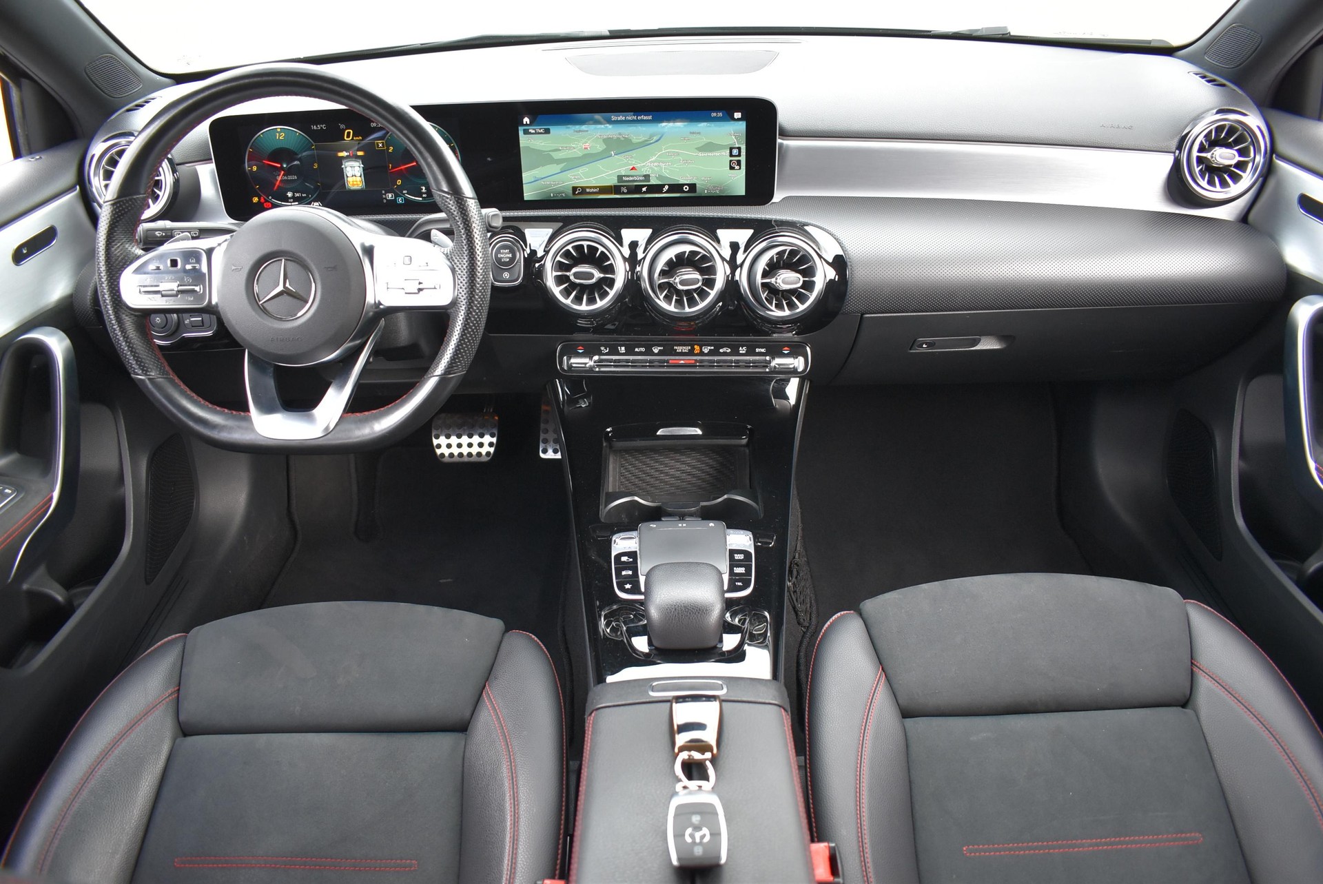 MERCEDES-BENZ A 200 AMG Line-image-8