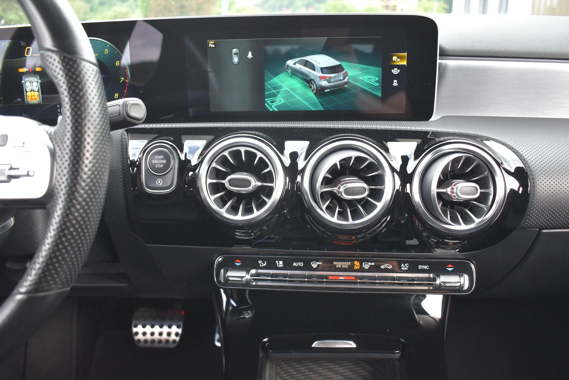 MERCEDES-BENZ A 200 AMG Line-image-9
