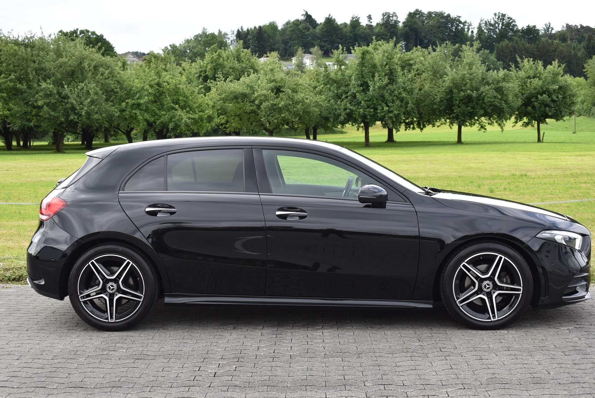 MERCEDES-BENZ A 200 AMG Line-image-5