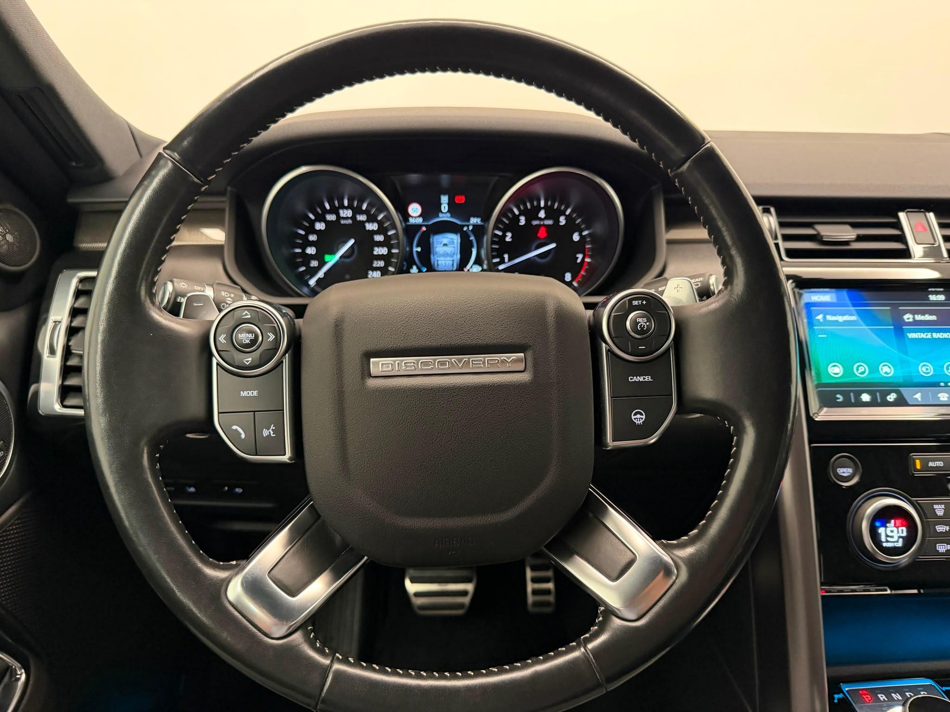 LAND ROVER Discovery 3.0 Si6 HSE Luxury-image-12