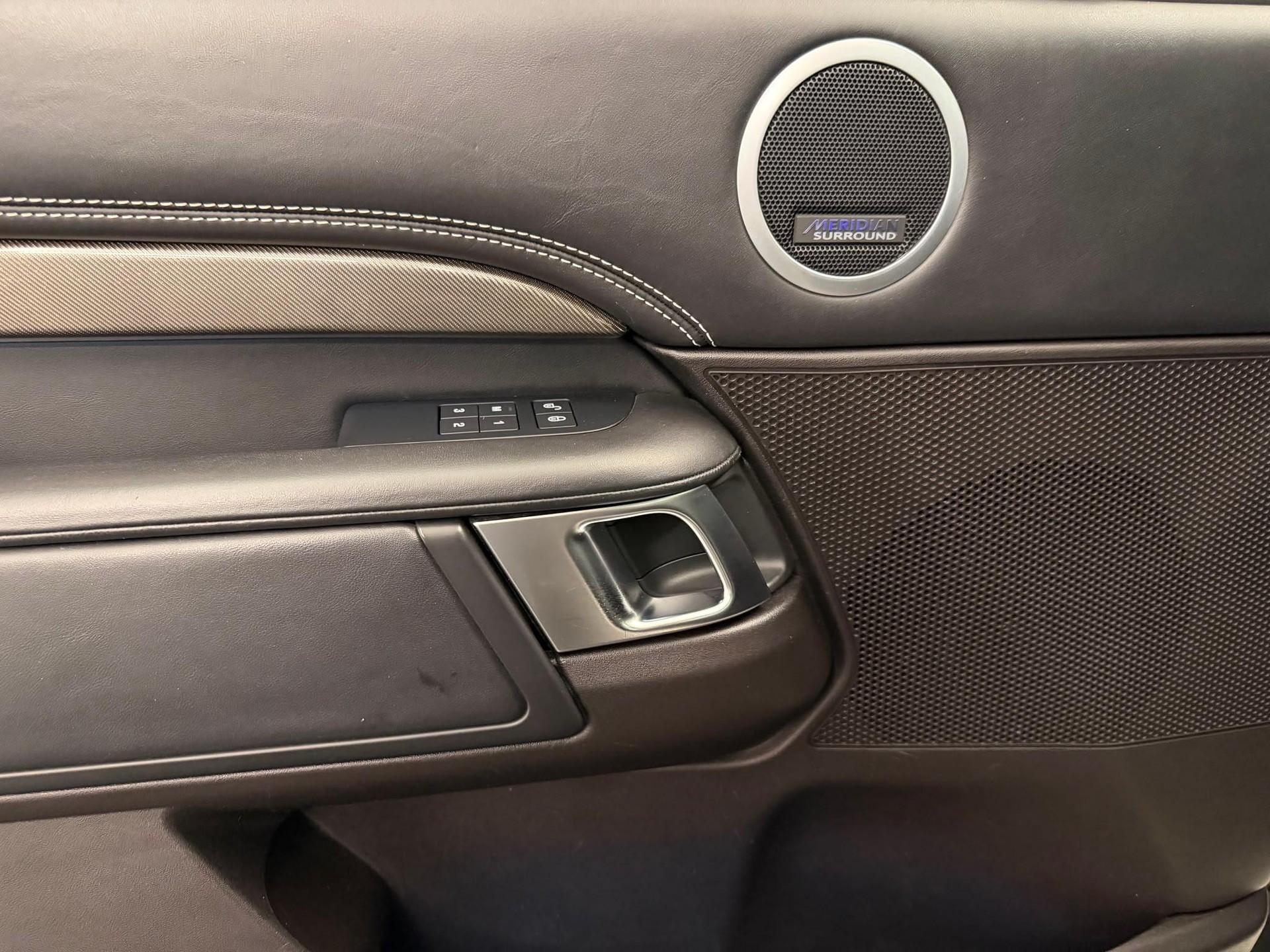 LAND ROVER Discovery 3.0 Si6 HSE Luxury-image-17