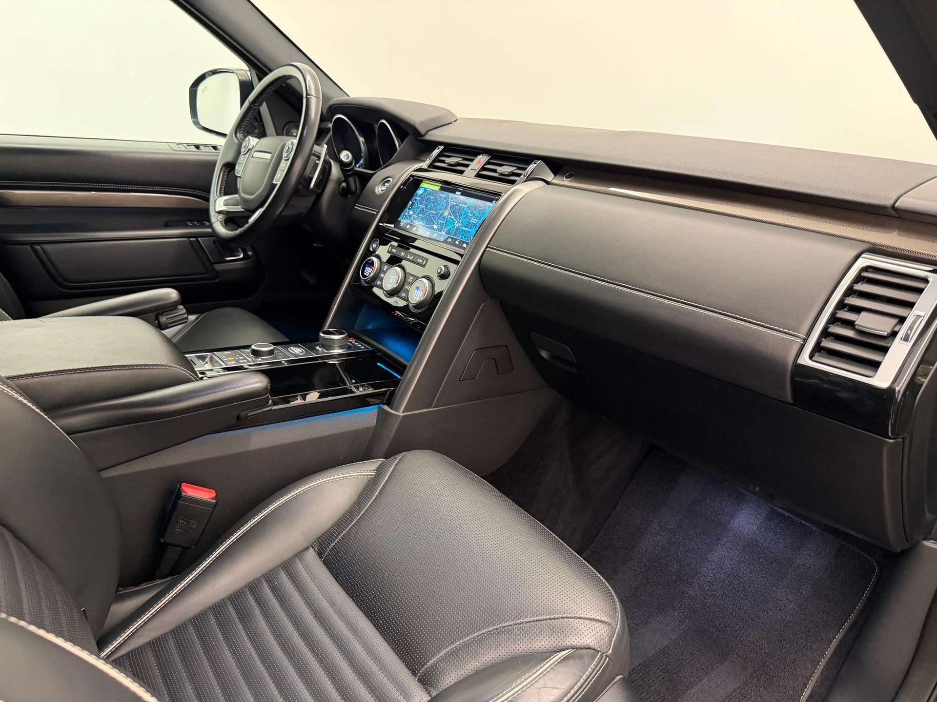 LAND ROVER Discovery 3.0 Si6 HSE Luxury-image-11
