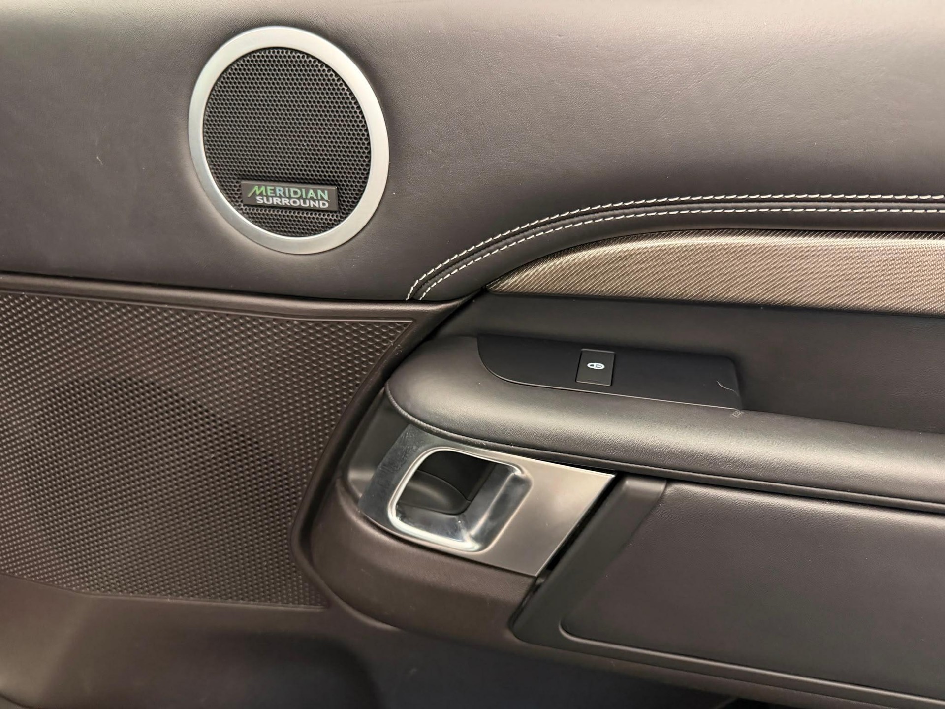 LAND ROVER Discovery 3.0 Si6 HSE Luxury-image-28