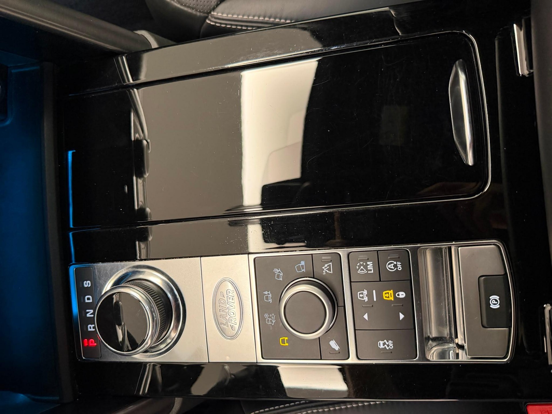 LAND ROVER Discovery 3.0 Si6 HSE Luxury-image-22