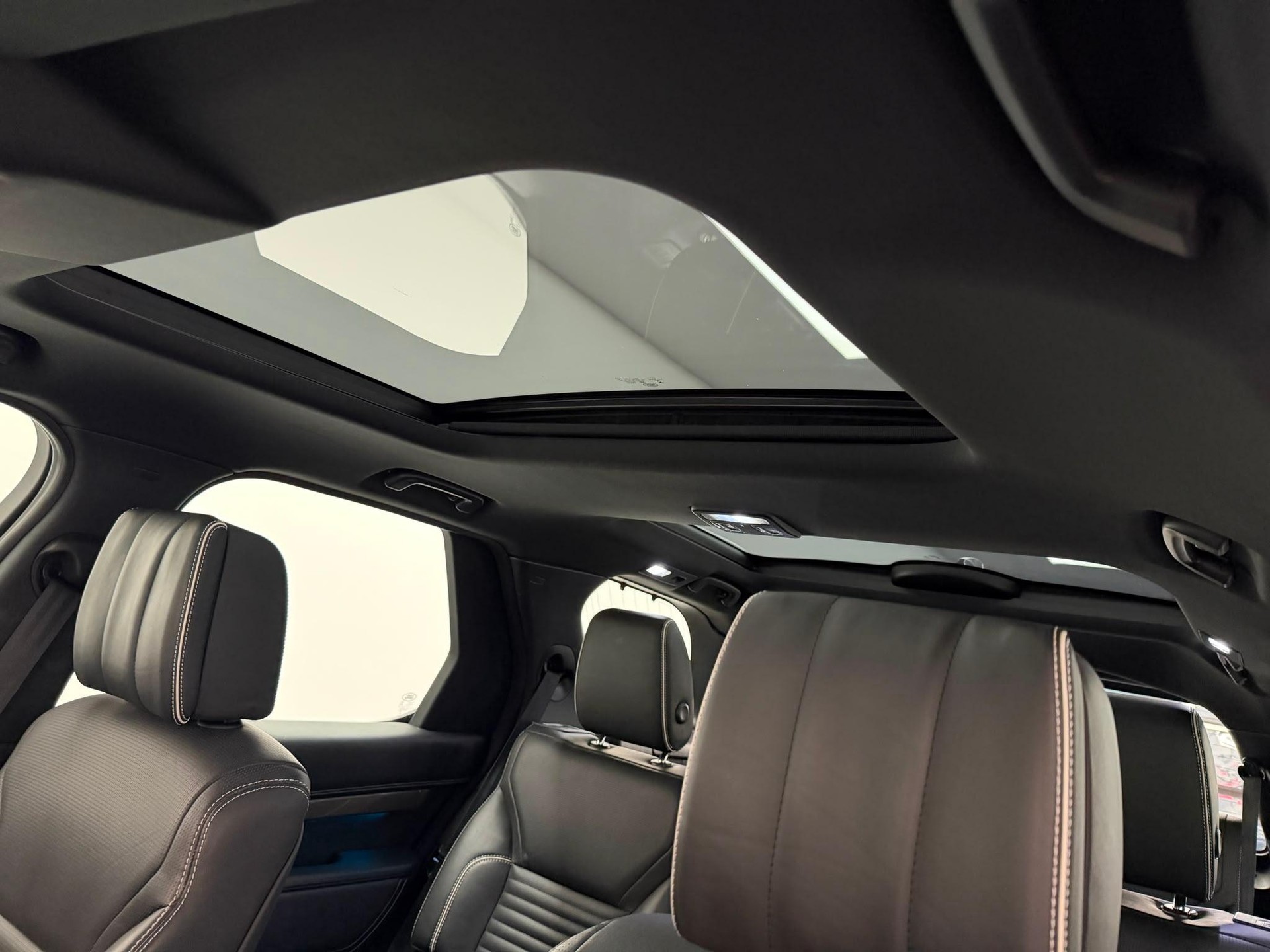LAND ROVER Discovery 3.0 Si6 HSE Luxury-image-16