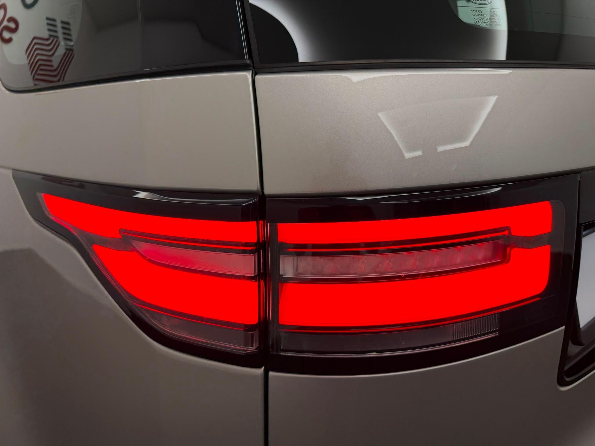 LAND ROVER Discovery 3.0 Si6 HSE Luxury-image-8