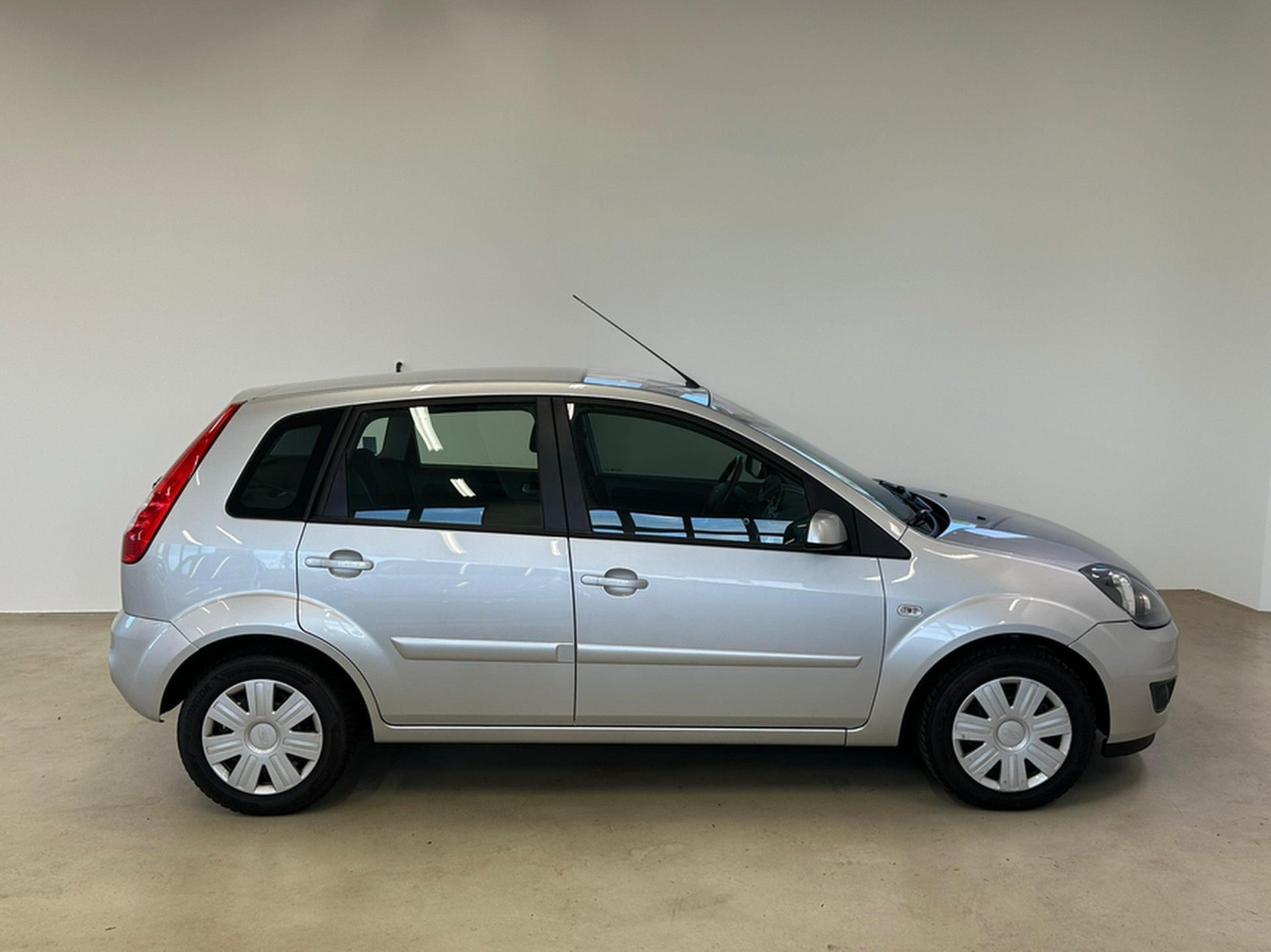 FORD Fiesta 1.6 16V Trend-image-8