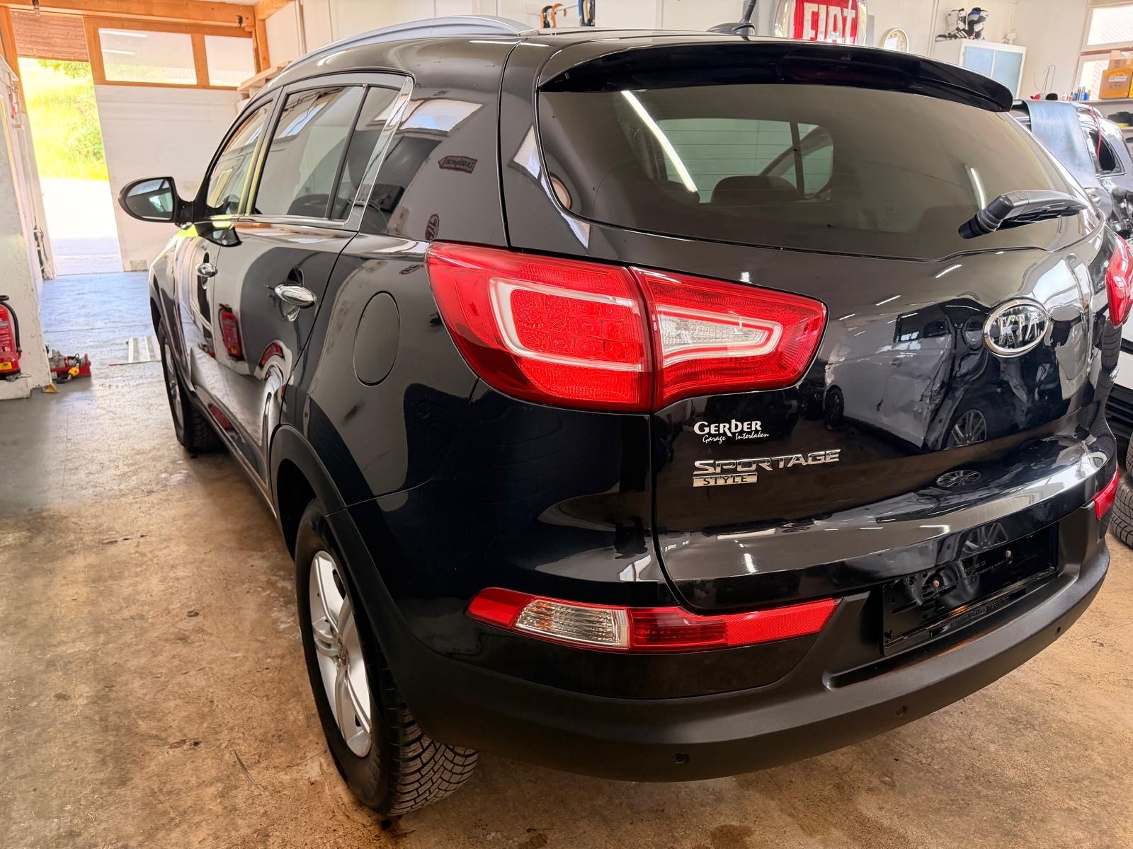 KIA Sportage 2.0 CRDi Style 4WD Automatic-image-3