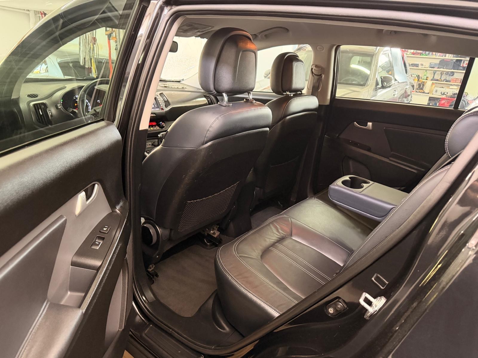 KIA Sportage 2.0 CRDi Style 4WD Automatic-image-9