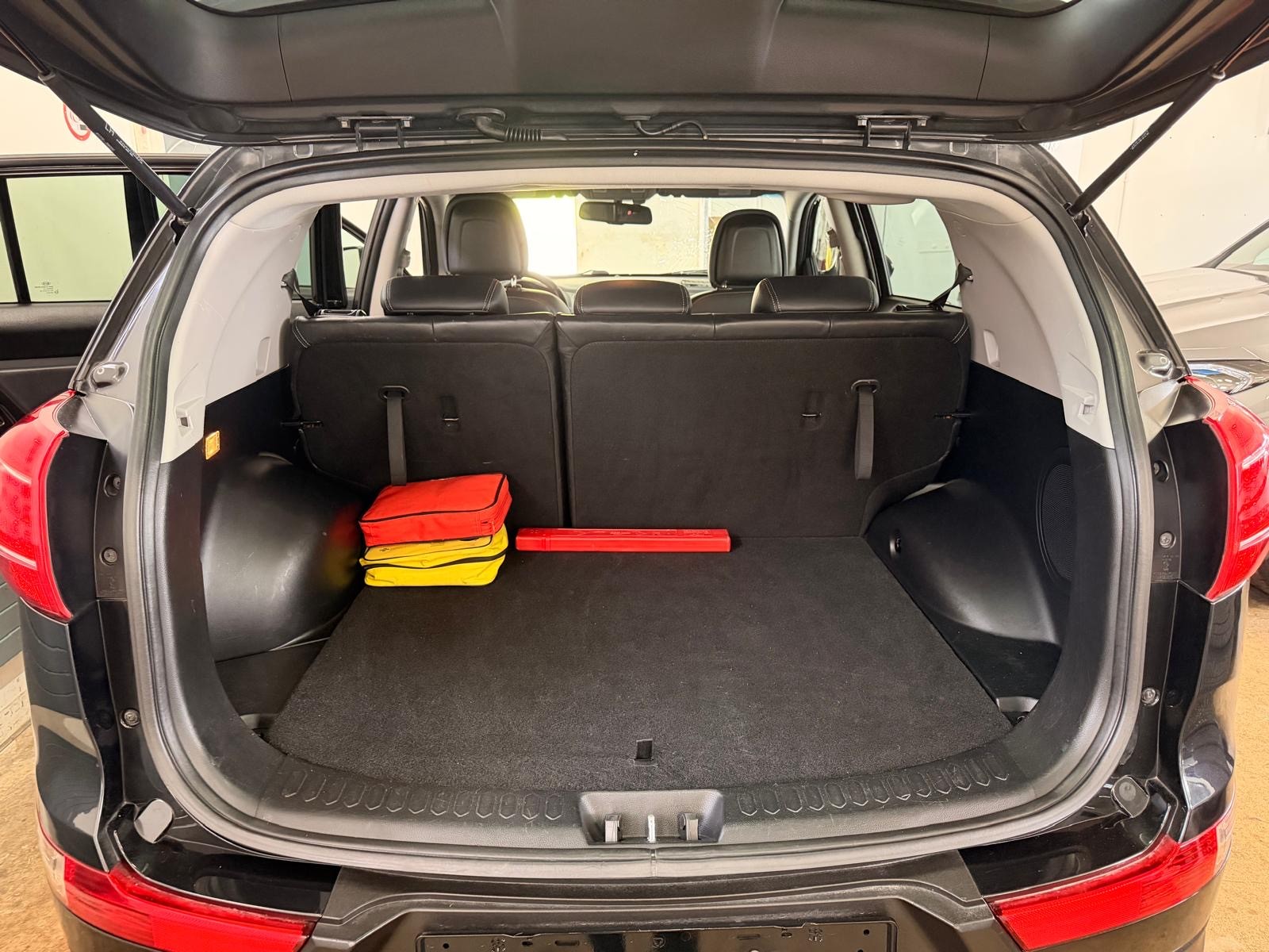 KIA Sportage 2.0 CRDi Style 4WD Automatic-image-10