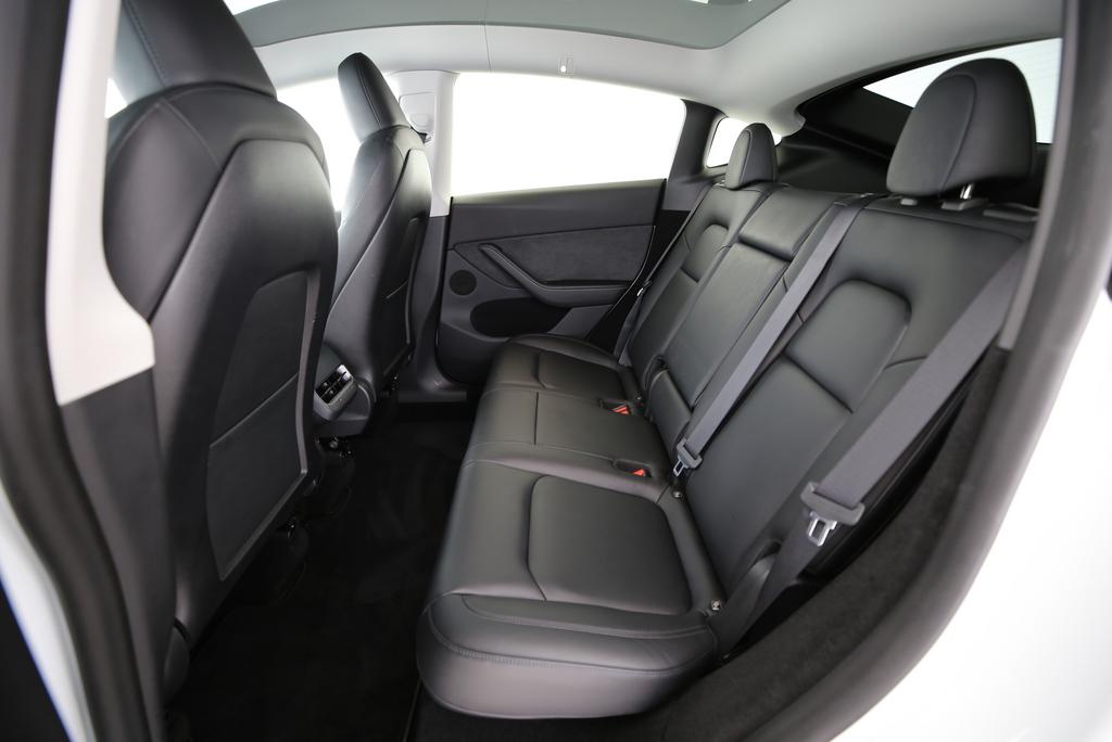 TESLA Model Y Long Range D-image-8