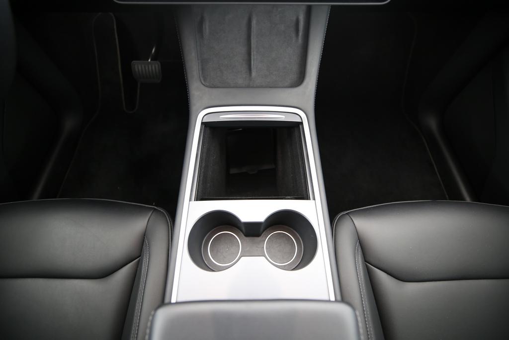 TESLA Model Y Long Range D-image-7