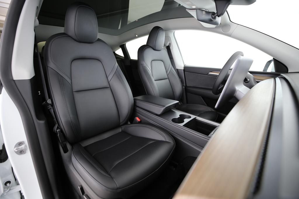 TESLA Model Y Long Range D-image-9