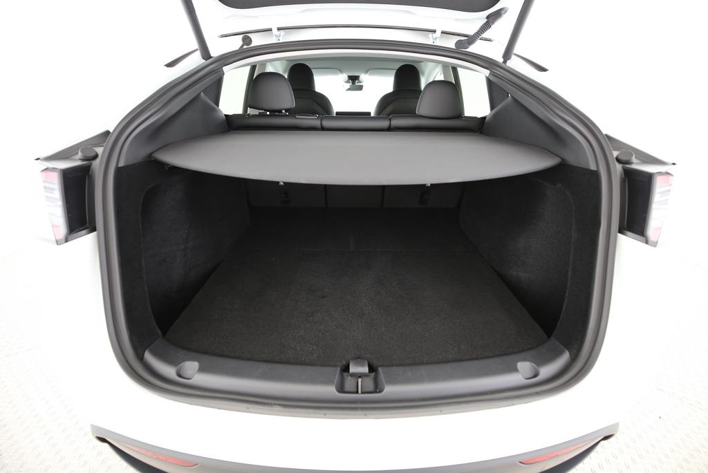 TESLA Model Y Long Range D-image-11