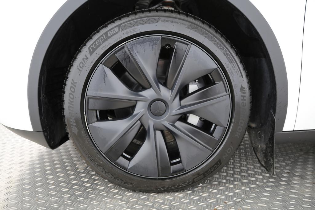 TESLA Model Y Long Range D-image-10
