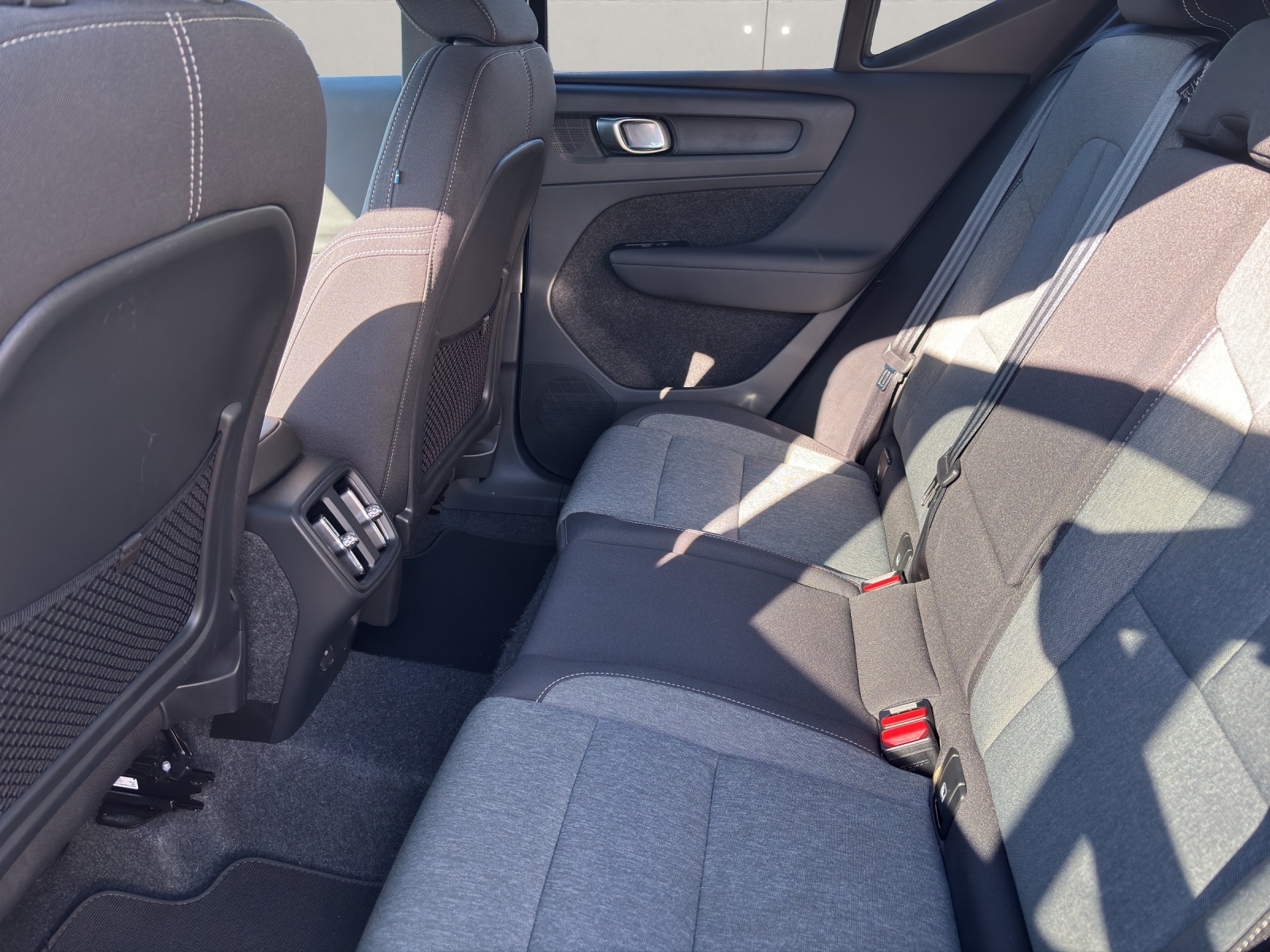 VOLVO XC40 2.0 B3 MH Plus Dark-image-10