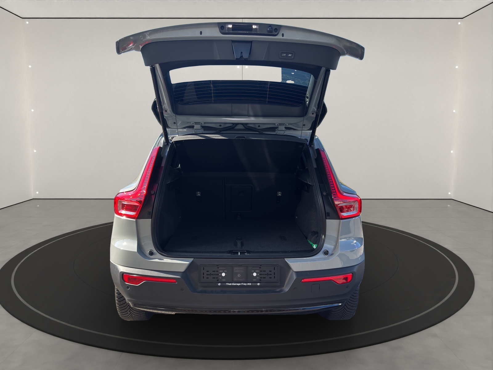 VOLVO XC40 2.0 B3 MH Plus Dark-image-4