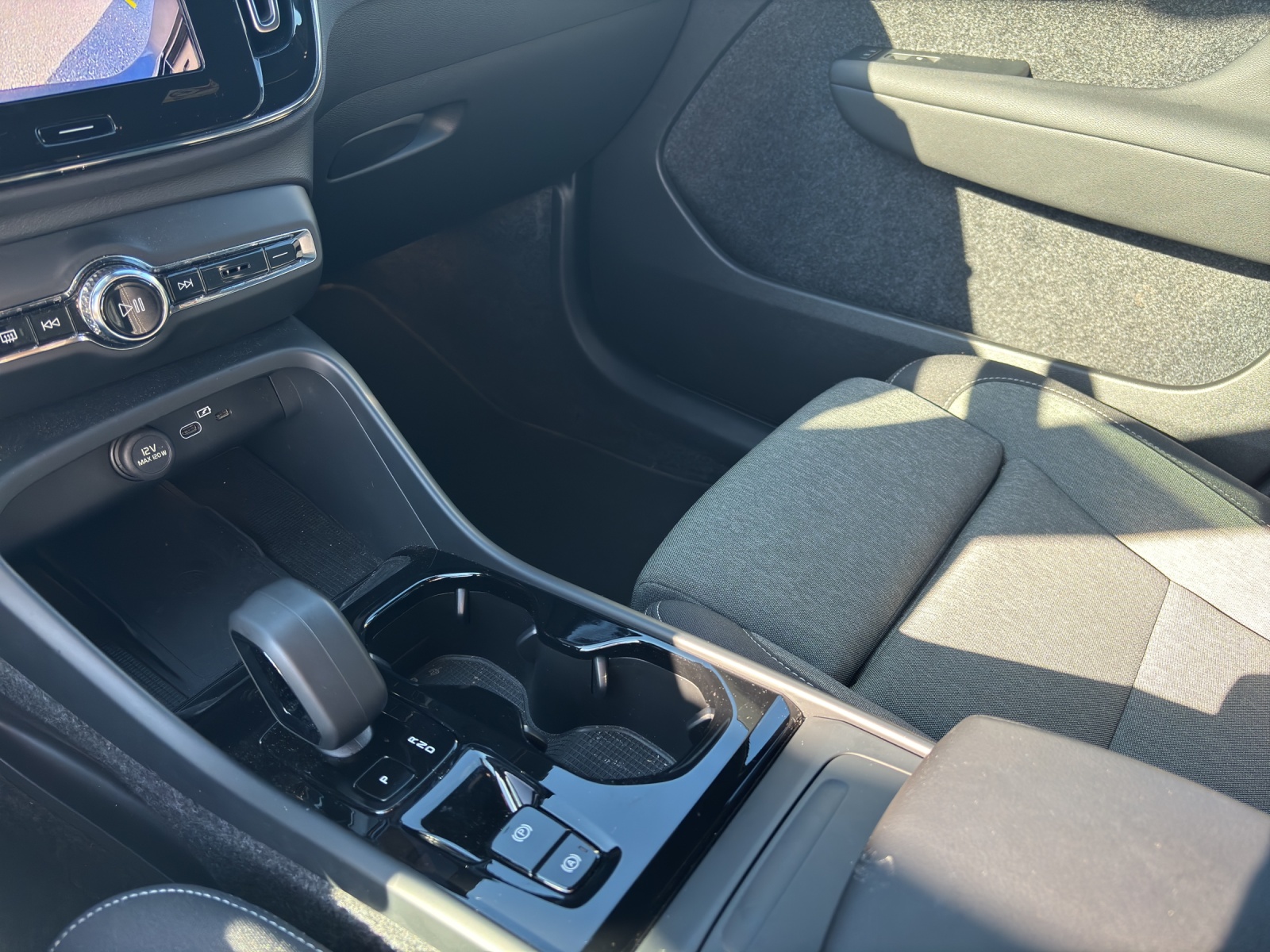 VOLVO XC40 2.0 B3 MH Plus Dark-image-6