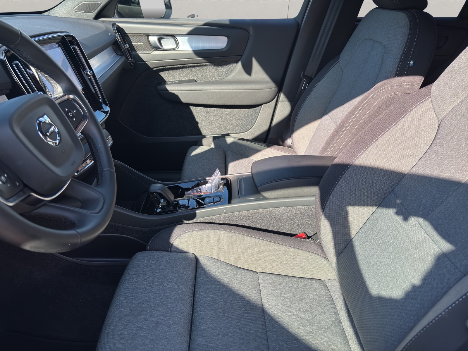 VOLVO XC40 2.0 B3 MH Plus Dark-image-12